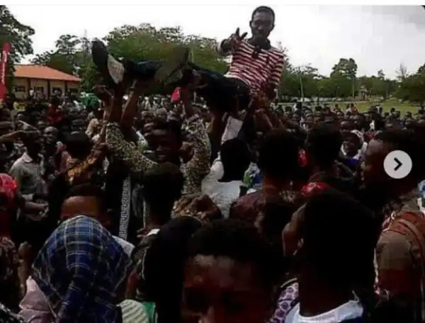 Zlatan Ibile Shares 2013, 2018, 2019 Photos Of Fans Carrying Him Up